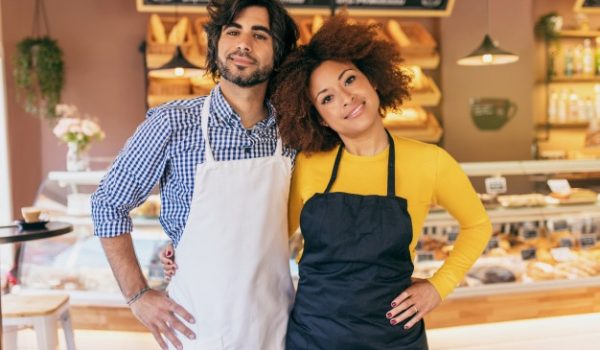 pareja-jovenes-emprendedores-acaban-abrir-su-panaderia_1187-10311